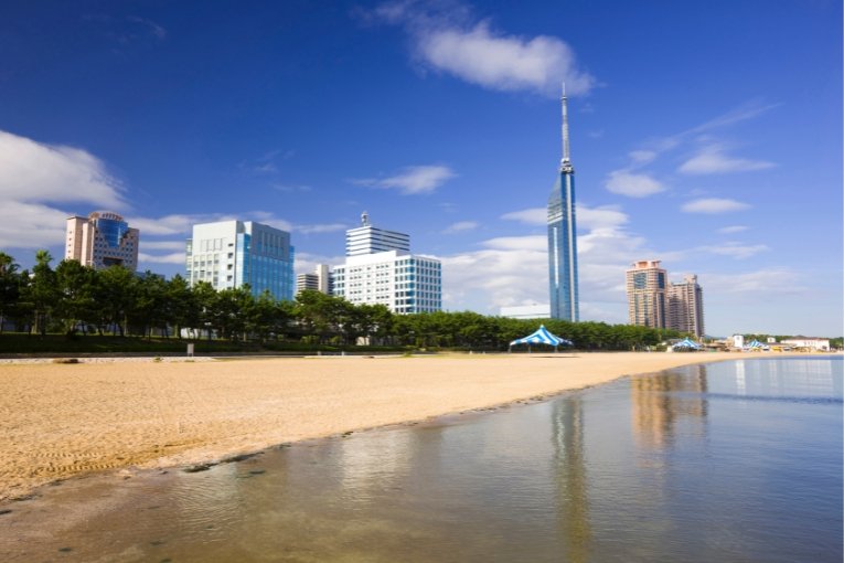 Momochi Seaside Park